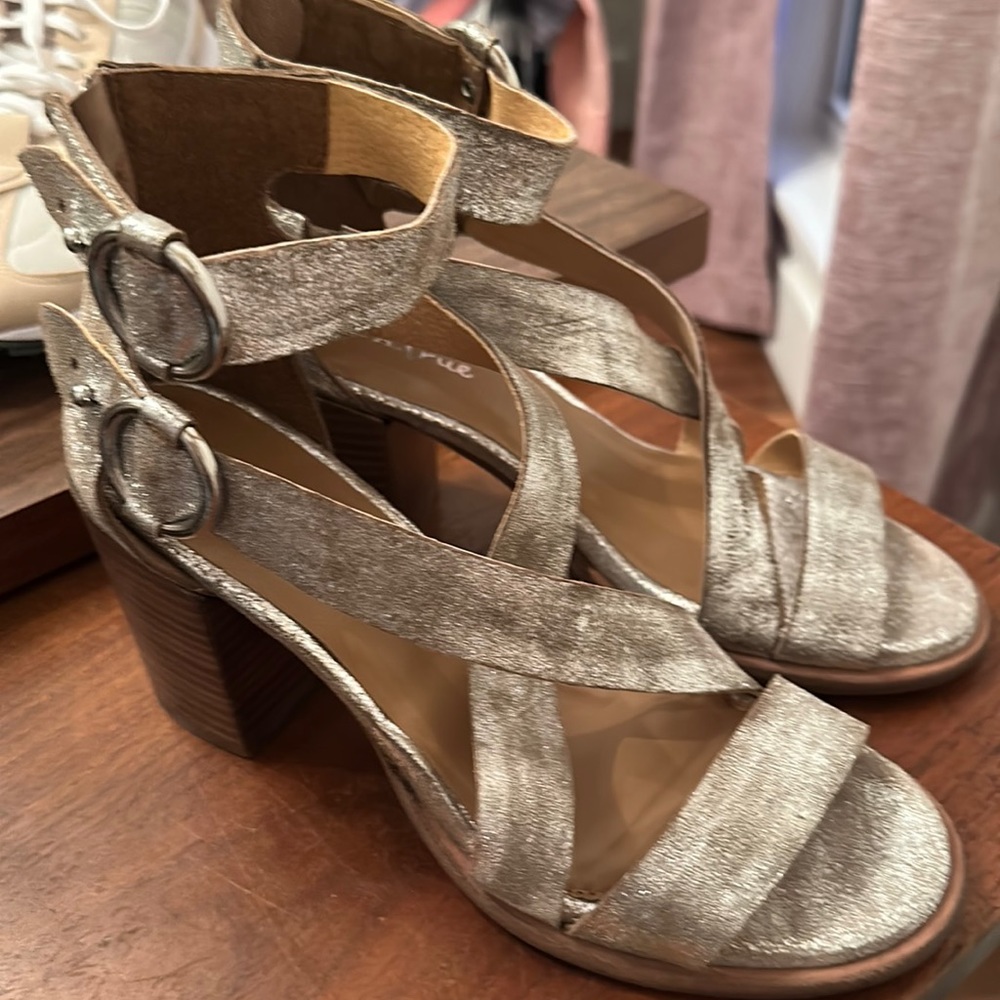 Diba True. 9.5. Never worn. So pretty.